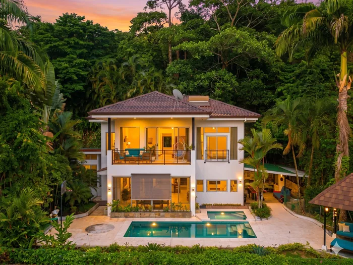 Casa de lujo en Cebadilla, Costa Rica, con piscina, terrazas amplias y vegetacion tropical