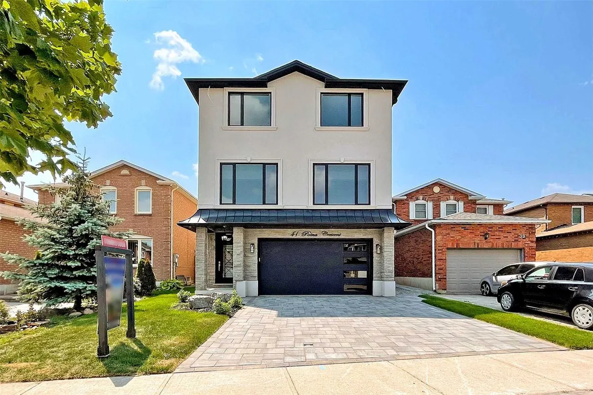 Residencia de lujo de tres niveles en 41 Patna Crescent, Vaughan, Ontario, construida por Kosago Corp