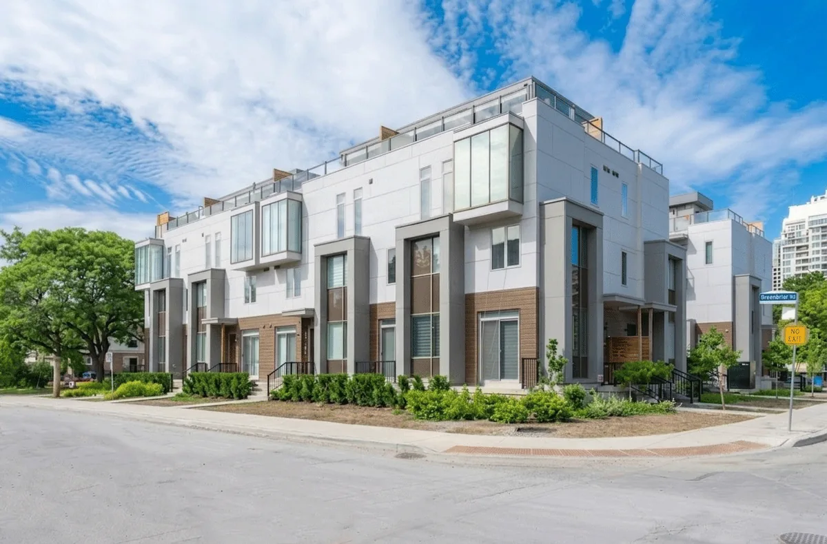 Desarrollo de townhouses Briar Towns en Greenbriar Road, Toronto, construido por Kosago Corp