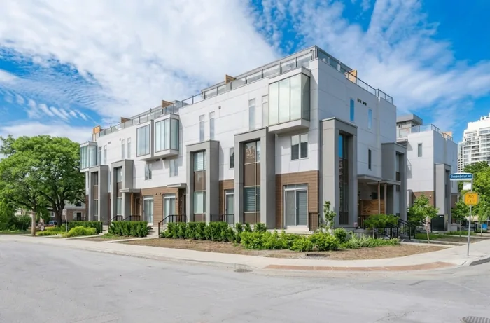 Desarrollo de townhouses Briar Towns en Greenbriar Road, Toronto, construido por Kosago Corp